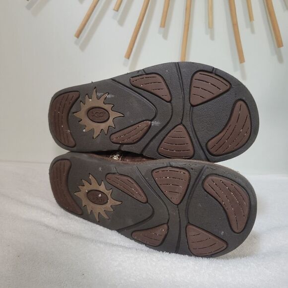 Women’s UGG Metro Tas Slip On Brown Suede Leather Ankle Boots Side Design - Picture 6 of 8